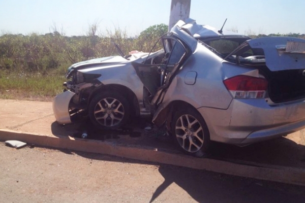 Mulher morre ap�s carro bater poste na Estrada da Guarita