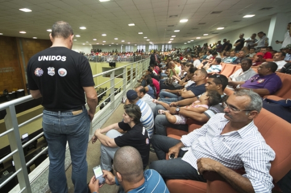 Militares e bombeiros amea�am com greve durante Copa