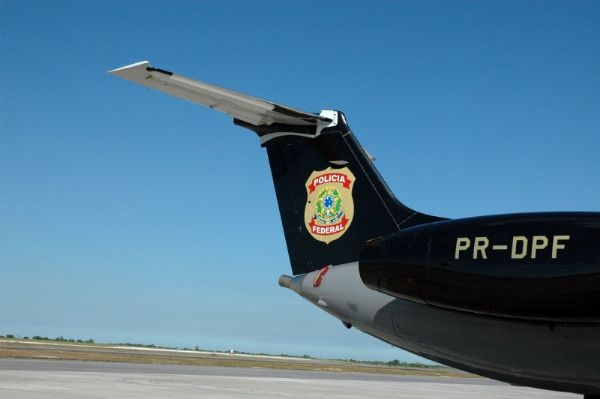 Riva e Eder s�o escoltados por dezenas de agentes e seguem em avi�o da PF para Bras�lia