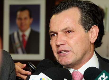 Por arma, governador do MT � preso e solto ap�s pagar fian�a