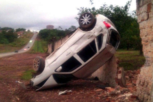 Motorista perde o controle e carro capota na MT-251 em Cuiab�