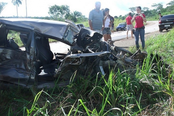 Motorista morre ap�s rodar e bater de frente com carreta na BR 163