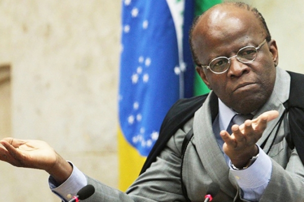 Joaquim Barbosa renuncia � relatoria do processo do mensal�o