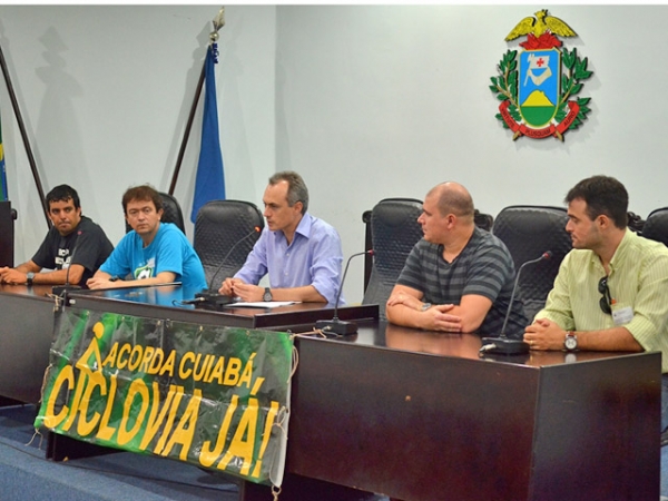 Grupos de ciclistas pedem apoio de Riva para constru��o de ciclovia em Cuiab�.