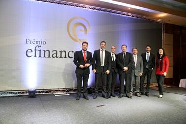 Sicredi recebe o Pr�mio efinance 2014