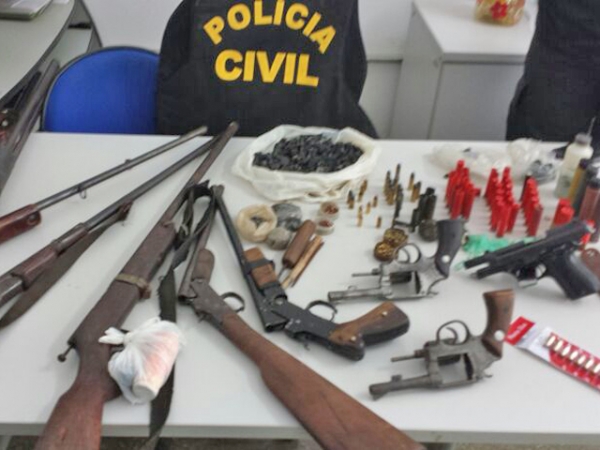 Pol�cia Civil prende seis com arsenal de armas em Comodoro 