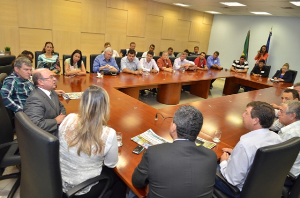 Prefeitos participam de reuni�o com governador para reivindicar regulamenta��o da lei do Fethab e libera��o de conv�nios