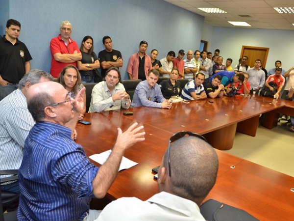 Riva participa de reuni�o para defender reestrutura��o salarial da Pol�cia Civil