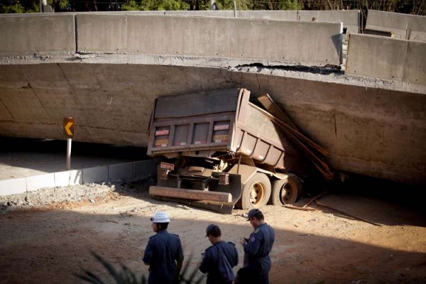 Viaduto cai sobre ve�culos e deixa ao menos dois mortos