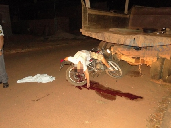 Jovem morre ap�s colidir moto em traseira de caminh�o parado na cidade de Porto dos Ga�chos