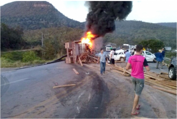 Carreta bate e mata quatro em serra de C�ceres