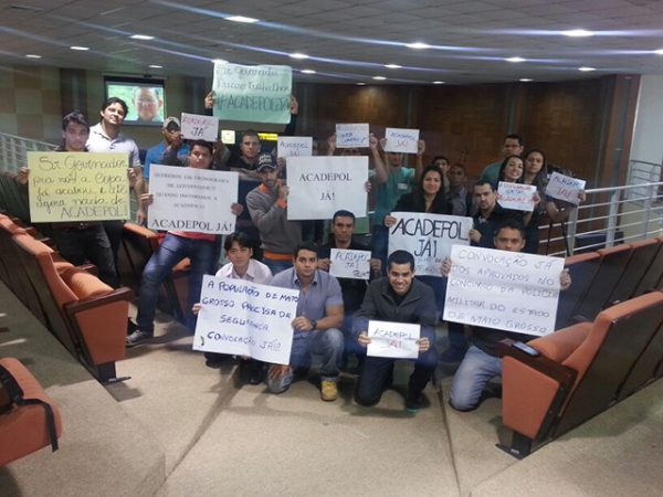 Concursados de Mato Grosso amea�am acampar no Pal�cio Paiagu�s