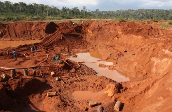 MT atrai conflitos e mortes, ladr�es, prostitutas e contrabandistas