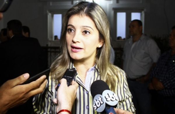 Luciane Bezerra articula recursos para Escola Estadual de Cotrigua�u
