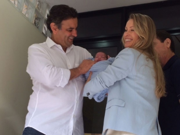 No Dia dos Pais, A�cio Neves deixa hospital no Rio com o filho nos bra�os