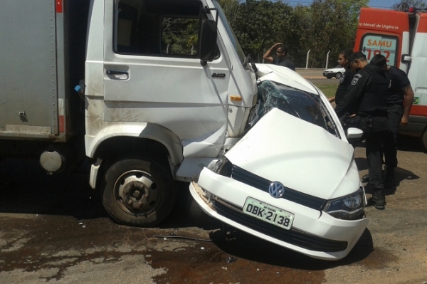 Motorista perde controle e bate em caminh�o em Cuiab�