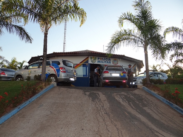 Pol�cia tenta localizar homem que atirou 9 vezes contra casa de um vendedor em Juara