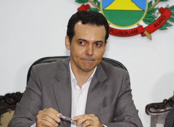Discurso de L�dio Cabral parece toca-fitas com cabe�ote sujo.