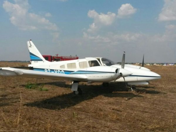 Bimotor clonado faz pouso for�ado em �rea de lavoura ap�s apresentar problemas
