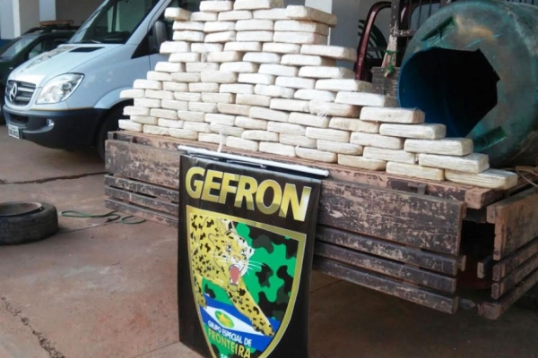 Gefron prende casal com 87 tabletes de pasta-base de coca�na 