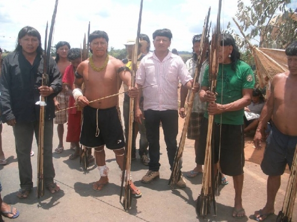 �ndios suspendem bloqueio na Ponte do Rio Juruena na MT 170 pr�ximo � Ju�na.