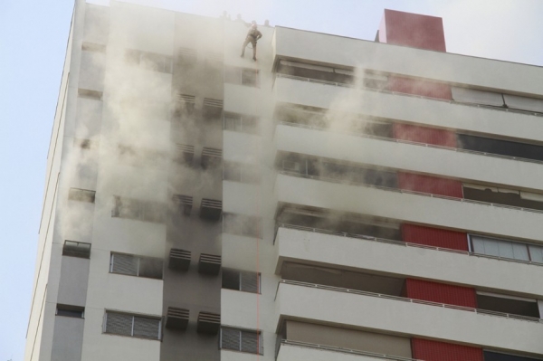 Curto-circuito em pr�dio da Capital deixa moradores isolados