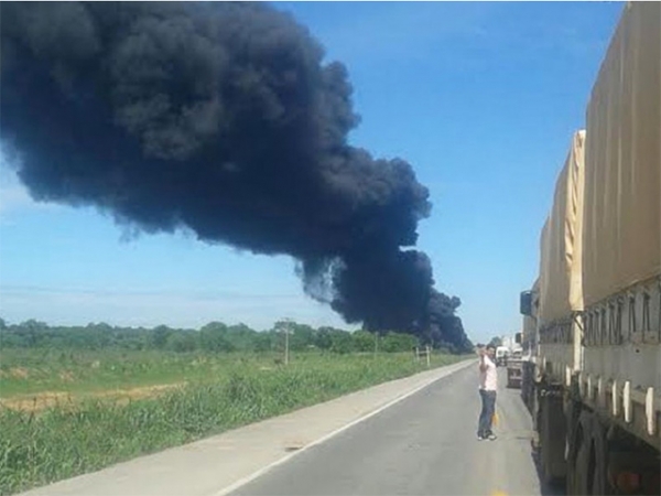 Carreta explode em colis�o e um motorista morre na BR-364