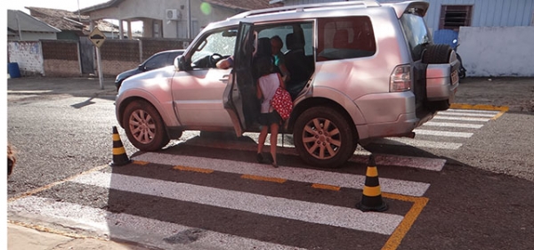 Vejam o mau exemplo de um av� em frente ao CEM.