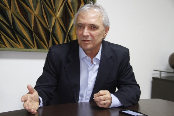 Conselheiro do TCE e advogado trocam farpas em sess�o