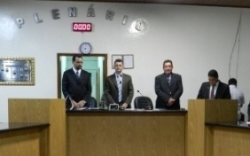 Em NHN juiz senta na mesa e recebe Mo��o de Rep�dio, vereador sobe na mesa e nada acontece.