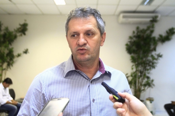 Deputado defende cooperativa e quer mudar investiga��o