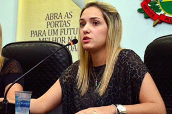 Janaina Riva descobre problema na vista e passa por cirurgia em S�o Paulo
