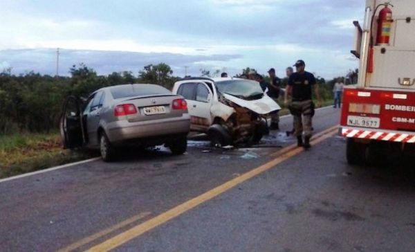 Jovem morre e casal fica ferido ap�s colis�o frontal entre dois autom�veis