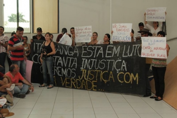 Manifestantes assinam ato de rep�dio contra opera��o da PF