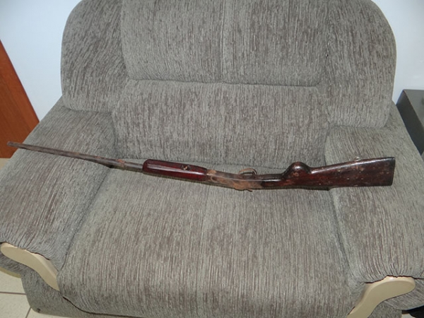 Policiais militares encontram arma de fogo em ve�culo parado que provocou acidente em Juara.