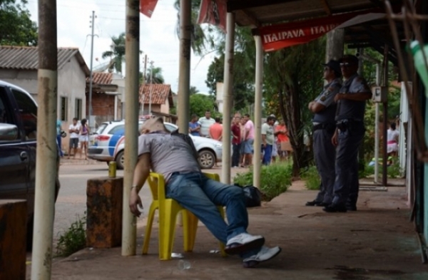 Em Rondon�polis homem leva 7 tiros e morre sentado na cadeira de bar.