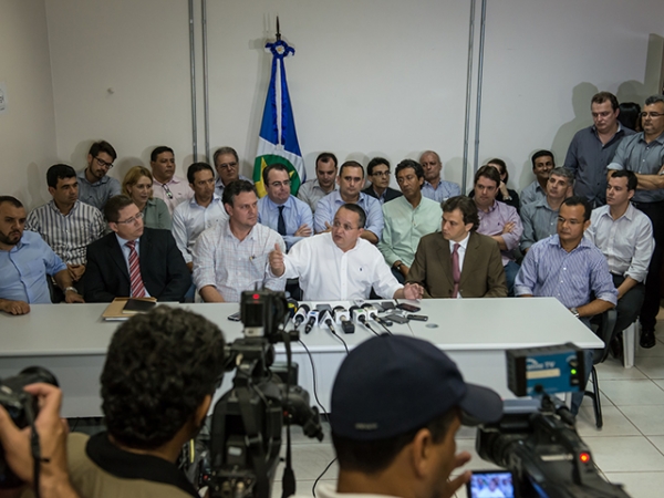 Pedro Taques anuncia cinco novos secret�rios de estado