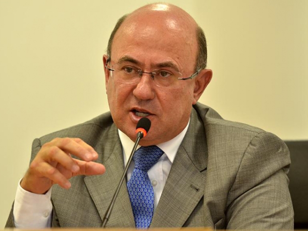 Deputados aprovam voto de Riva e den�ncias devem ser investigadas 