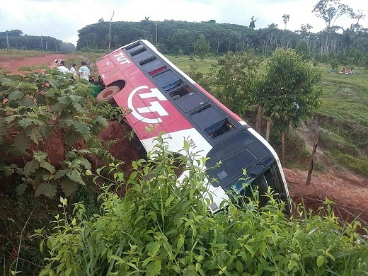 Buraco na pista provoca acidente com �nibus em Aripuan� e deixa v�rios feridos.