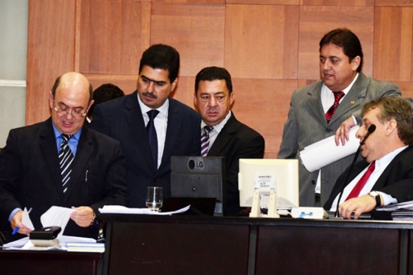 Lei prev� sal�rios de R$ 24 mil na Assembleia Legislativa