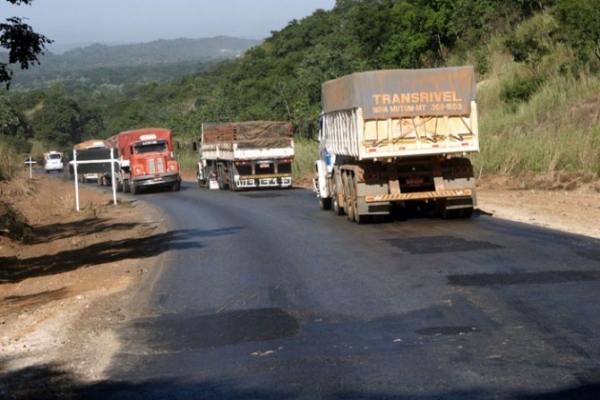 Governo manda interromper servi�os de recupera��o em todas rodovias e pontes