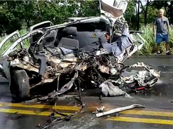 Acidente entre �nibus e Gol deixa dois mortos na BR-070