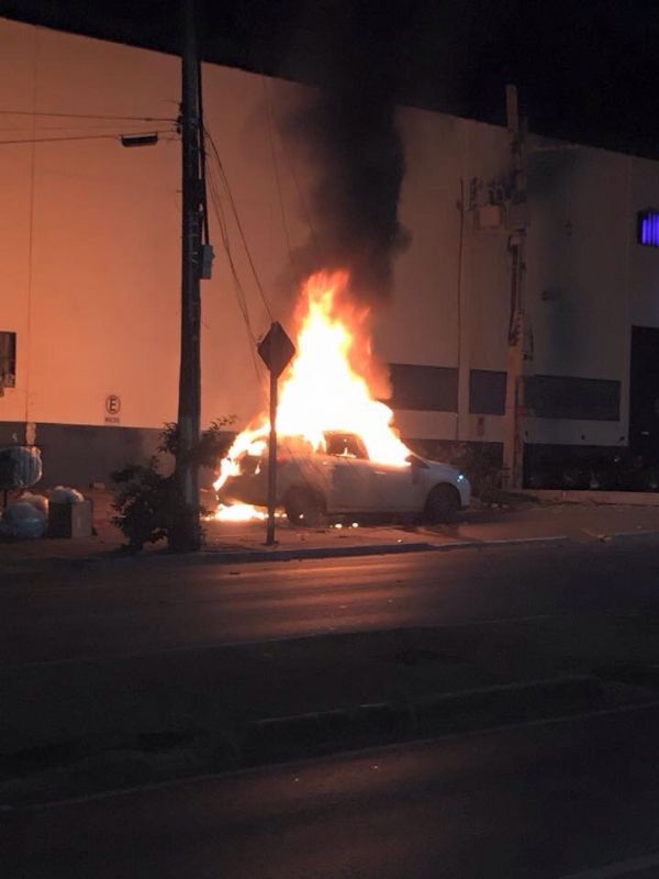 Carro pega fogo ap�s bater em poste na Miguel Sutil em Cuiab�