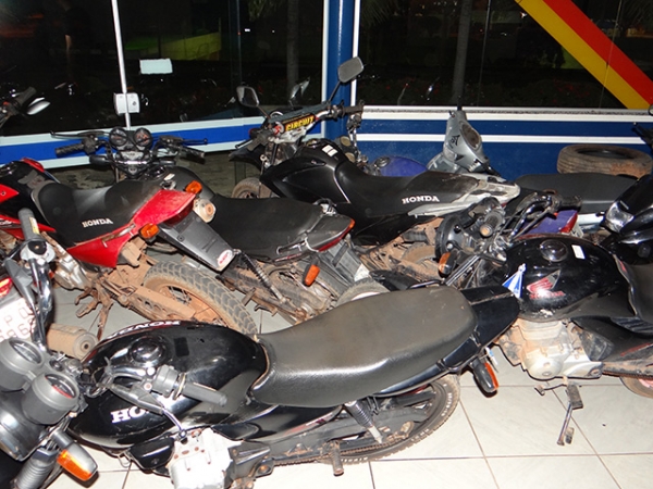 Pol�cia Militar faz barreiras no tr�nsito e apreende mais de 10 motos.
