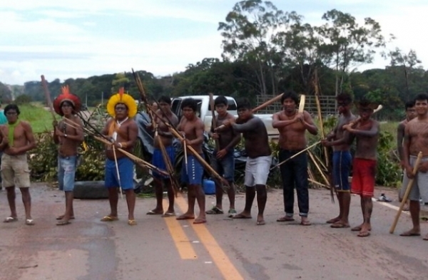 Caminhoneiros se revoltam e trancam desvio pr�ximo da BR-163 onde �ndios fazem bloqueio