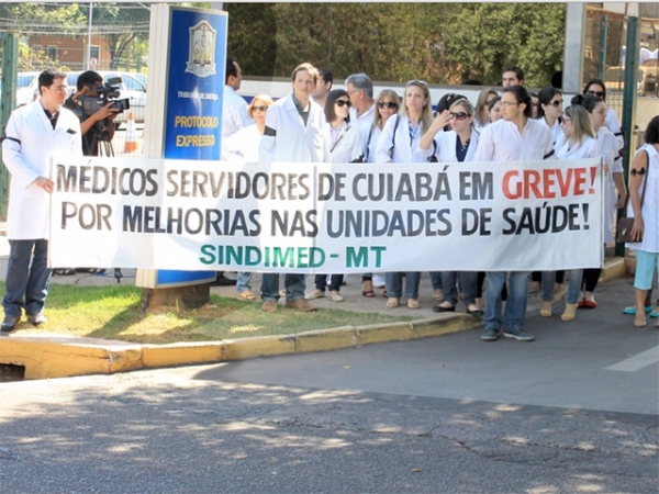 M�dicos fazem protesto e acenam para greve geral em Cuiab�