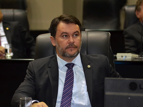 Em reuni�o com governador, deputado Oscar defende tratamento especial para prefeitos