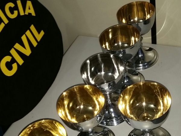 Pol�cia Civil prende g�meos com c�lices furtados de igreja em Tangar� da Serra 