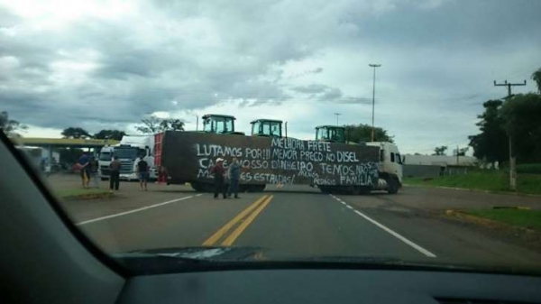 Caminhoneiros protestam contra alta do diesel e dos ped�gios em v�rias rodovias