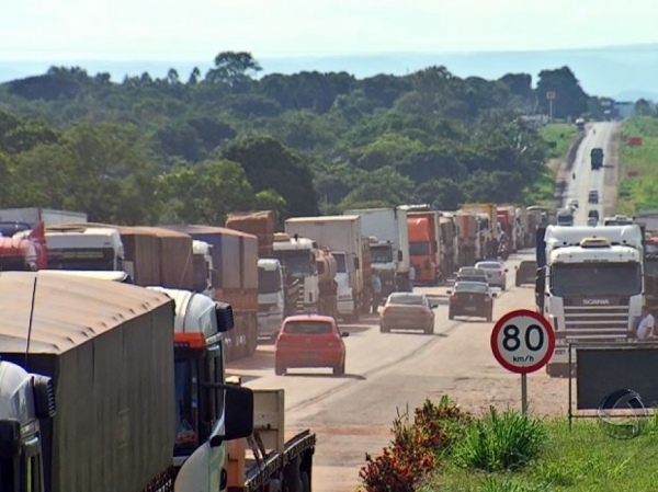 Caminhoneiros interditam 10 pontos das BRs-163 e 364 em MT